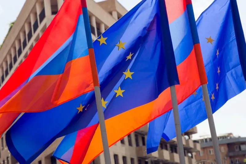 ევროკავშირი ადასტურებს თავის მტკიცე ვალდებულებას, კიდევ უფრო გააძლიეროს ურთიერთობები სომხეთთან და მხარი დაუჭიროს სომხეთის სუვერენიტეტს, მდგრადობას და ყოვლისმომცველ რეფორმების დღის წესრიგს, რომელიც დაფუძნებულია დემოკრატიის, ადამიანის უფლებების, ფუნდამენტური თავისუფლებებისა და კანონის უზენაესობის პატივისცემაზე, - ამის შესახებ ევროკავშირი-სომხეთის სამიტის შემდგომ გამოქვეყნებულ ერთობლივ დეკლარაციაშია აღნიშნული.