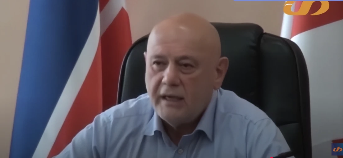 „არ ვგრძნობ თავს დამნაშავედ“ - დავით რაზმაძის მიმართვა საკრებულოს სხდომაზე შეკრებილებს.