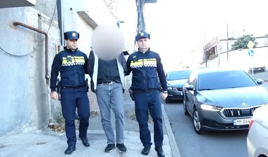 შინაგან საქმეთა სამინისტროს საპატრულო პოლიციის დეპარტამენტის თბილისის მთავარი სამმართველოს თანამშრომლებმა, ცეცხლსასროლი იარაღებისა და საბრძოლო მასალის მართლსაწინააღმდეგო შეძენა-შენახვისა და ტარების ბრალდებით 1975 წელს დაბადებული წარსულში ნასამართლევი კ.ო. დააკავეს.