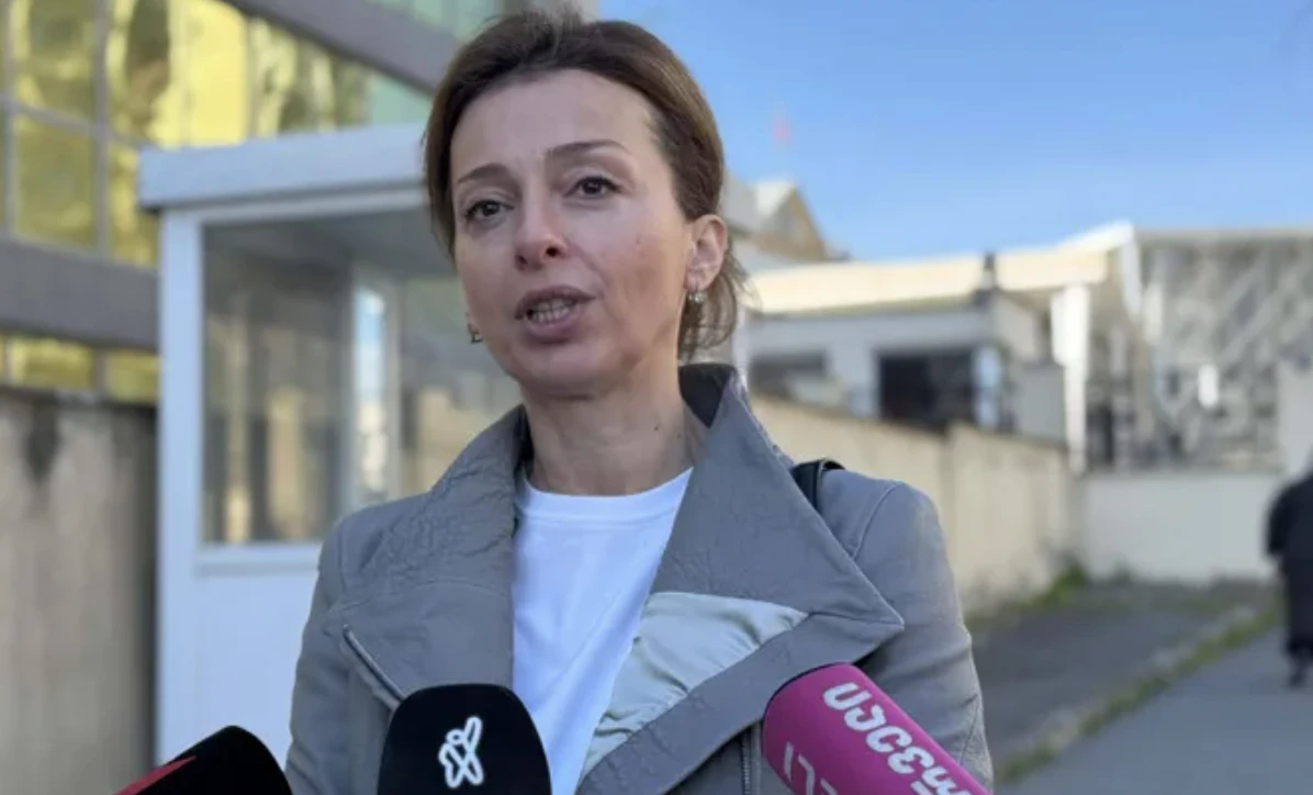 ბაჩო ახალაია მტრის ჯინაზე კარგად არის, - ამის შესახებ თავდაცვის ყოფილი მინისტრის, ბრალდებულ ბაჩო ახალაიას ცოლმა, ანი ნადარეიშვილმა განაცხადა.  აღნიშნულით მან ჟურნალისტის კითხვაზე უპასუხა, თუ როგორ გრძნობს თავს ახალაია ან ჯანმრთელობის პრობლემები ხომ არ აქვს.  ნადარეიშვილის თქმით, საქმეში ბაჩო ახალაიას წინააღმდეგ მტკიცებულებები არ არსებობს.  სხდომა თბილისის საქალაქო სასამართლოში ამ წუთებში უნდა დაიწყოს.