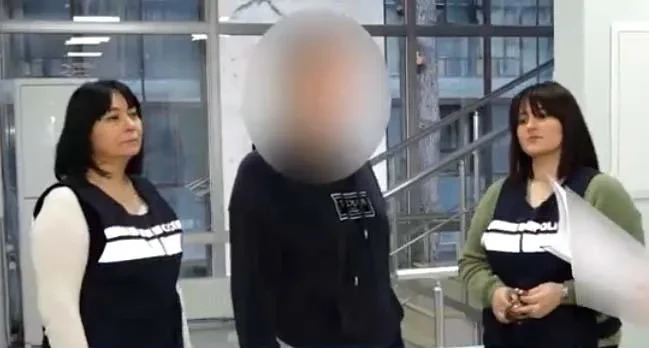 შინაგან საქმეთა სამინისტროს თბილისის პოლიციის დეპარტამენტის ვაკე-საბურთალოს მთავარი სამმართველოს თანამშრომლებმა, ჯგუფურად ჩადენილი ყაჩაღობის ბრალდებით 2 პირი: 2000 წელს დაბადებული მ.მ. და ამავე წელს დაბადებული რუსეთის ფედერაციის მოქალაქე კ.პ. დააკავეს. ხოლო დანაშაულში მონაწილე 2001 წელს დაბადებულ ლ.ჩ.-ს ბრალი დაუსწრებლად წარედგინა. ამის შესახებ ინფორმაციას საქართველოს შს სამინისტრო ავრცელებს.