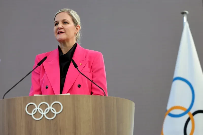 რუსეთი 2026 წლის ოლიმპიადაზე თავისი დროშით ომის შეწყვეტის შემთხვევაშიც ვერ გამოვა. ამის შესახებ საერთაშორისო ოლიმპიური კომიტეტის პრეზიდენტმა, კირსტი კოვენტრიმ ინტერვიუში განაცხადა.  რუს სპორტსმენებს თებერვლის ოლიმპიადაში მონაწილეობის მიღების უფლება ინდივიდუალურ საფუძველზე მისცეს.  ზამთრის ოლიმპიადა 6-22 თებერვალს იტალიურ მილანსა და კორტინა დ’ამპეცოში გაიმართება.