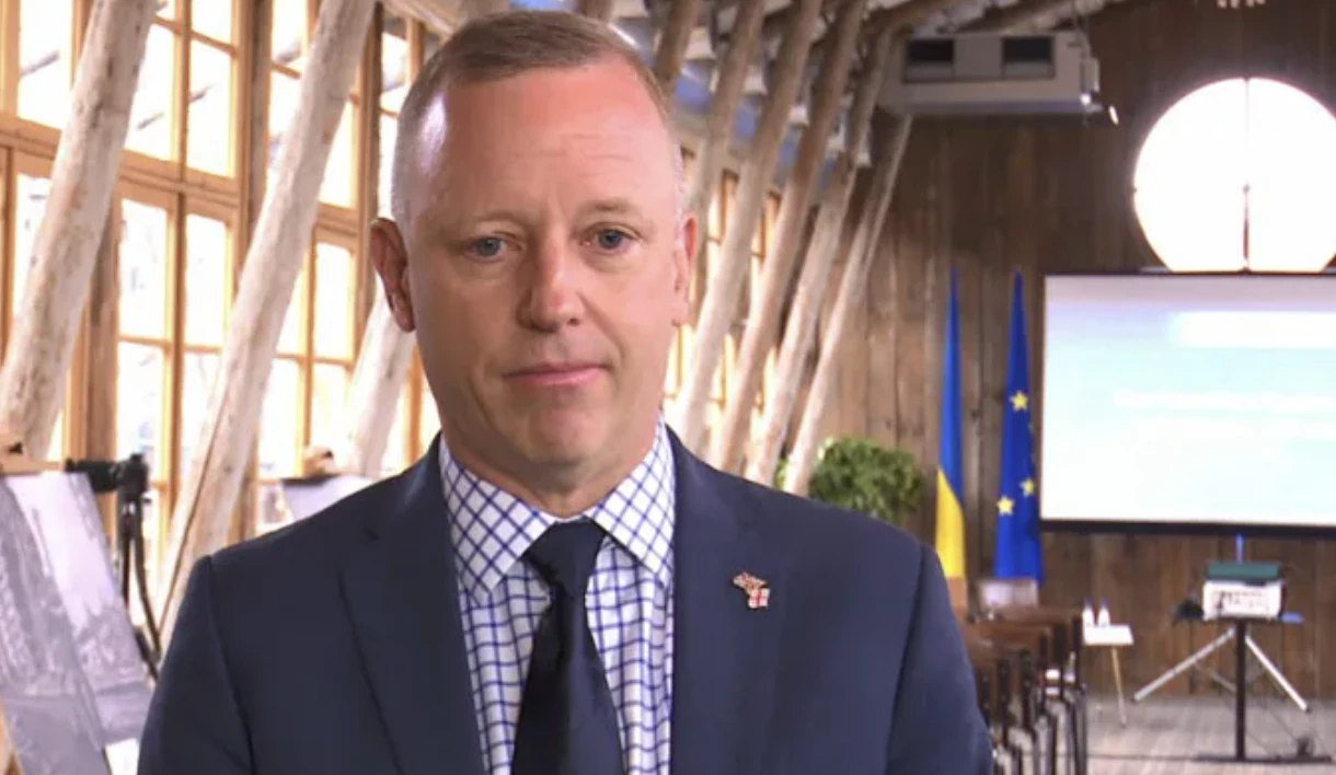 ძალიან მკაფიოდ მინდა ვთქვა, რომ არავინ სთხოვს საქართველოს გახსნას მეორე ფრონტი. ეს დეზინფორმაციაა. ჩვენ ვამბობთ, რომ საქართველოს შეუძლია შეასრულოს თავისი როლი ევროპულ სანქციებთან შეერთებით, - ამის შესახებ საქართველოში გაერთიანებული სამეფოს ელჩმა, გარეტ უორდმა განაცხადა.  მისი თქმით, საქართველოს წვლილი იმის უზრუნველყოფაც შეიძლება იყოს, რომ რუსეთმა არ მიიღოს შემოსავალი მისი გაზიდან და ნავთობიდან.