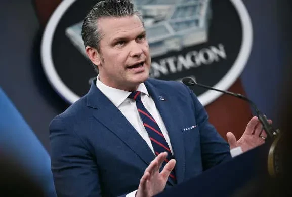 ეს არ არის ე.წ. „რეჟიმის ცვლილების“ ომი, მაგრამ რეჟიმი ნამდვილად შეიცვალა, - ამის შესახებ აშშ-ის თავდაცვის მდივანმა, პიტ ჰეგსეტმა ბრიფინგზე განაცხადა.  „ეს ომი ჩვენ არ დაგვიწყია, მაგრამ პრეზიდენტი ტრამპის ხელმძღვანელობით მას ვასრულებთ. ირანის რეჟიმი 47 წლის განმავლობაში ამერიკის წინააღმდეგ ცალმხრივ და სასტიკ ომს აწარმოებდა.“,- განაცხადა ჰეგსეტმა.