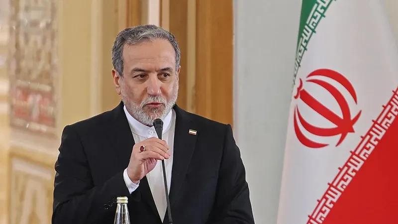 ირანი ცეცხლის შეწყვეტას არ ითხოვს, - ამის შესახებ ირანის საგარეო საქმეთა მინისტრმა, აბას არაღჩიმ NBC News-თან ინტერვიუში განაცხადა.  აბას არაღჩის განმარტებით, აშშ-სთან „მოლაპარაკებების ვერანაირ მიზეზს ვერ ხედავს“.  ასევე, მისი თქმით, თუ აშშ ირანში სახმელეთო ძალებით შეჭრას გადაწყვეტს, მაშინ ირანი ამისთვის მზად იქნება.  „ჩვენ მათ ველით. დარწმუნებულები ვართ, რომ შეგვიძლია მათ წინააღმდეგობა გავუწიოთ. ეს მათთვის დიდი კატასტროფა იქნება“, - განაცხადა არაღჩიმ.