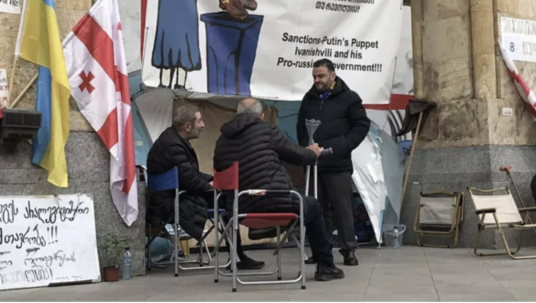 გედევან ფოფხაძე - შიმშილობის მე-8 დღეა, 2 ადამიანი შემოგვიერთდა და ამ მომენტისთვის 8 ადამიანი ვშიმშილობთ - მხნედ ვგრძნობთ თავს და მიგვაჩნია, რომ ეს აქცია უნდა გაფართოვდეს, სანამ ქვეყანაში პოლიტიკური გარემო არ შეიცვლება