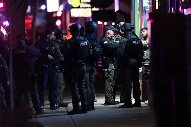 აშშ-ის როდ-აილენდის შტატის ქალაქ პროვიდენსში, ბრაუნის უნივერსიტეტში შეიარაღებულმა პირმა ცეცხლი გახსნა, რის შედეგადაც სულ მცირე ორი სტუდენტი დაიღუპა და ცხრა ადამიანი დაშავდა.