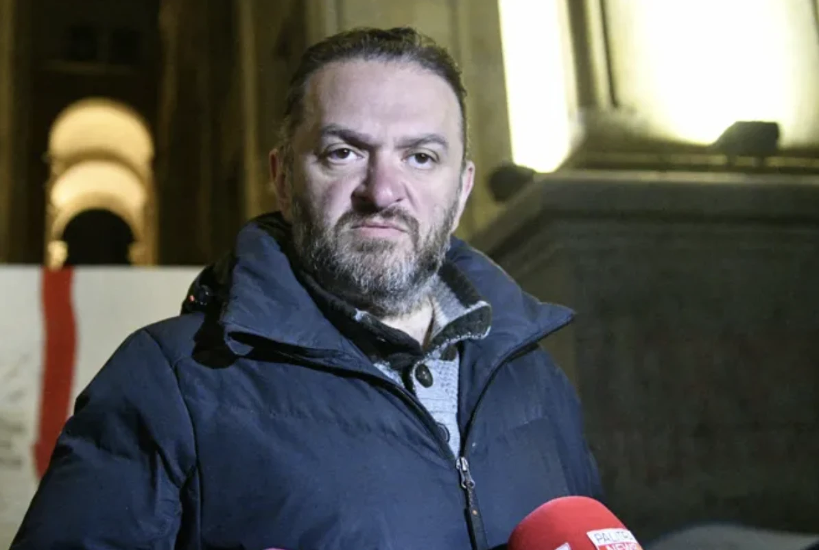 პარლამენტთან გედევან ფოფხაძე და რამდენიმე პირი შიმშილობას განაგრძობს