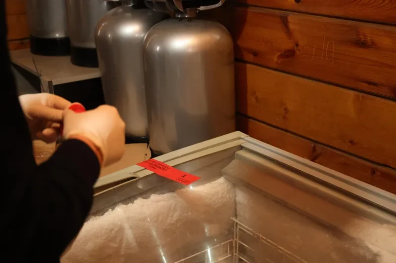 სურსათის ეროვნული სააგენტოს ინფორმაციით, მიმდინარე კვირას სახელმწიფო კონტროლი განხორციელდა 13 კვების ობიექტის სამზარეულოში, სხვადასხვა სამართალდარღვევა გამოვლინდა 10 ობიექტში, 8 შემთხვევაში კი დაფიქსირდა კრიტიკული შეუსაბამობები. ინფორმაციაშია ნათქვამი, რომ ბიზნესოპერატორები კანონმდებლობის შესაბამისად დაჯარიმდნენ და საწარმოო პროცესი შეუჩერდათ.