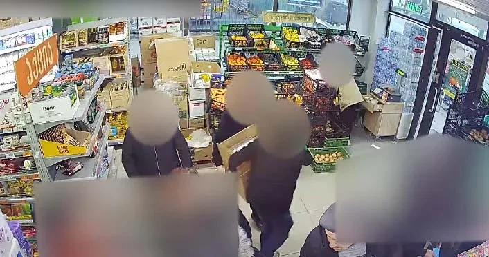 პოლიციამ სხვადასხვა დროს მოსამართლის განჩინების საფუძველზე, ჯგუფურად ჩადენილი ძარცვისა და ქურდობის ბრალდებით ოთხი არასრულწლოვანი დააკავა. დაკავებულთაგან სამი, წარსულში ნასამართლევია და ამჟამად პირობით მსჯავრის ქვეშ იმყოფება.  არასრულწლოვნების მიერ ჩადენილი დანაშაულებრივი ქმედებების შედეგად, სხვადასხვა დანიშნულების სავაჭრო ობიექტებს 30 000 ლარამდე ფინანსური ზარალი მიადგათ.