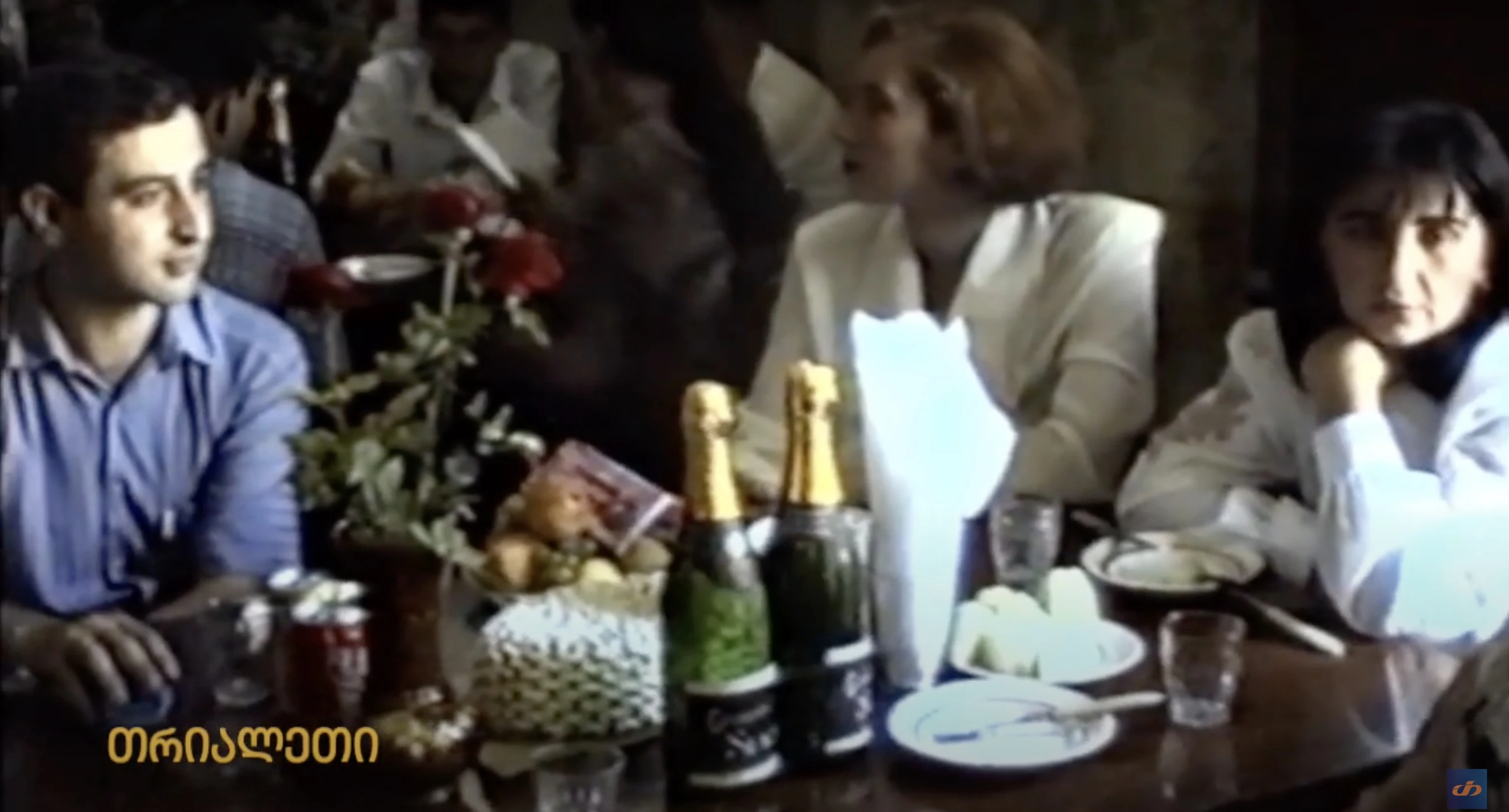 ახალგაზრდული კაფე საღამო ქარელში. 1995 წელი. "თრიალეთის" არქივიდან.
