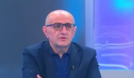 მე რომ პრეზიდენტის სასახლის შენობის აღება მნდომებოდა, 70 წელს გადაცილებულ, მსოფლიოში ცნობილ ოპერის მომღერალთან ერთად არ დავიწყებდი შენობის შტურმს,- ამის შესახებ 4 ოქტომბერს განვითარებული მოვლენების ორგანიზებაში ერთ-ერთმა ბრალდებულმა ლაშა ბერიძემ სასამართლო პროცესზე განაცხადა.  ის ჩვენებას, როგორც დაცვის მხარის მოწმე აძლევს.  ბერიძემ მის პროფესიაზე, აქამდე განვლილ გზაზე და 4 ოქტომბერს განვითარებულ მოვლენებზე ისაუბრა.