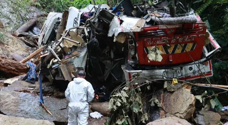 კოლუმბიაში ავტობუსი, რომელსაც სკოლის მოსწავლეები გადაჰყავდა, ხევში გადავარდა, რის შედეგადაც 17 ადამიანი დაიღუპა და 20 დაშავდა, - ინფორმაციას Reuters-ი ავრცელებს.