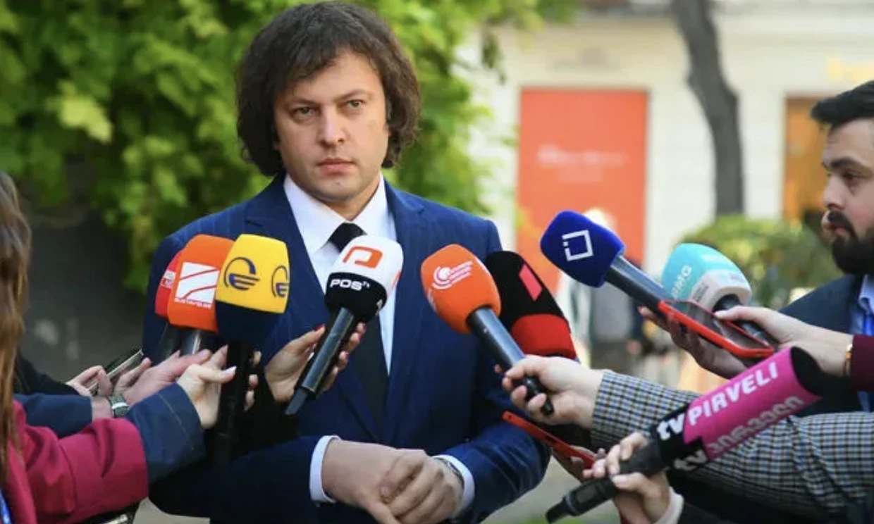 ნულს პლუს ნული, უდრის ნულს, ეს არის მარტივი მათემატიკური ფორმულა. როგორც არ უნდა გაერთიანდეს ოპოზიცია, მაინც დარჩება იმად, რაც არის დღეს,- ამის შესახებ პრემიერ-მინისტრმა, ირაკლი კობახიძემ ჟურნალისტებს განუცხადა.  კობახიძის თქმით, ოპოზიცია მთლიანად „დისკრედიტირებულია და ამ მდგომარეობამდე მიყვანას ხელი თავად შეუწყვეს“.