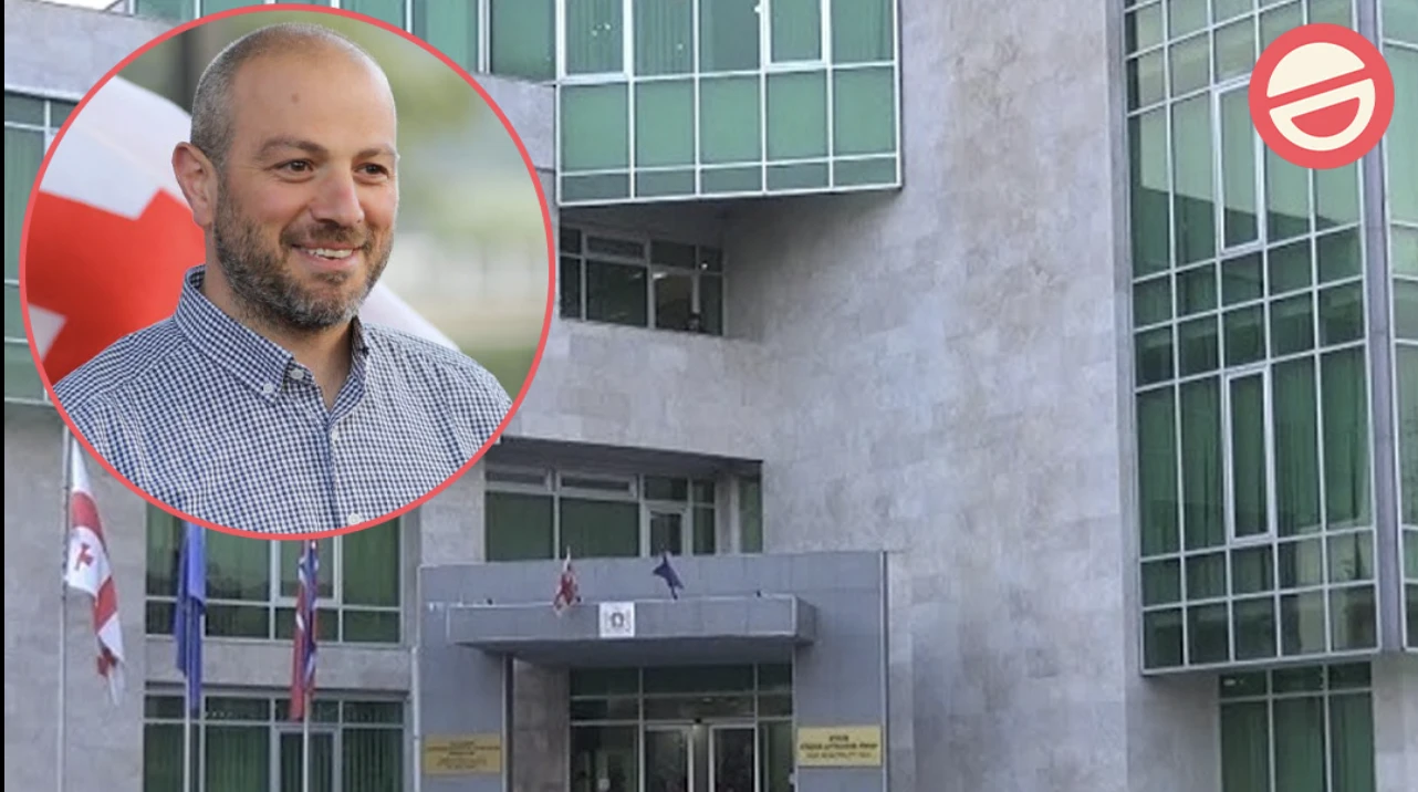 "სამუშაო დატვირთვის ზრდის" მიზეზით, გორის მერმა ჯერ მესამე მოადგილე დაიმატა, შემდეგ კი მისთვის პირველი კლასის მანქანა მოითხოვა, რასაც საკრებულო დათანხმდა.  მერის მოადგილის ხელფასი არის 5 125 ლარი, ხოლო საწვავის ლიმიტი - თვეში 400 ლიტრი.