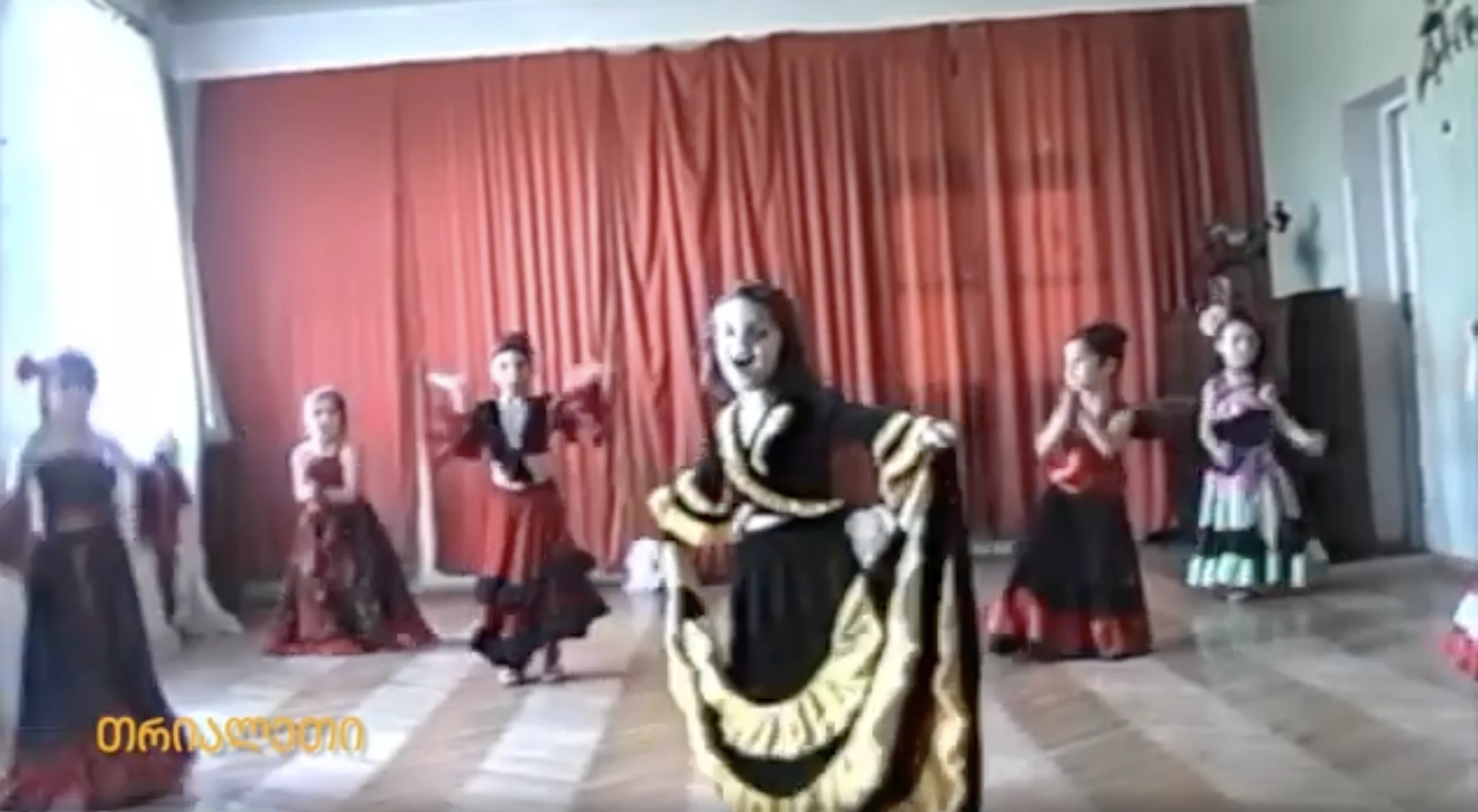 სიმღერა და ცეკვა. გადაცემა "გამიცანით".  2002 წ. გორი. იპოვე შენი თავი. "თრიალეთის" არქივიდან.