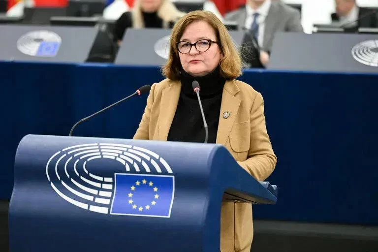 ევროპარლამენტარი, ნატალი ლუაზო - მზია ამაღლობელი ციხიდან ემუდარება ევროპას საქართველო რუსეთთან არ მიატოვოს - ევროპა სირცხვილისთვის ჯილდოს იმსახურებს უმოქმედობისთვის მაშინ, როდესაც ქართველებს მათი არჩევნები და მათი მომავალი მოჰპარეს