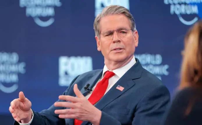 აშშ რუსული ნავთობის წინააღმდეგ დაწესებული დამატებითი სანქციების მოხსნის შესაძლებლობას განიხილავს, - ამის შესახებ აშშ-ის ხაზინის მდივანმა, სკოტ ბესენტმა Fox Business-თან ინტერვიუში განაცხადა.  აშშ-ის ხაზინის მდივანმა, სკოტ ბესენტმა განაცხადა, რომ ირანის წინააღმდეგ თავდასხმების ფონზე ნავთობის გლობალური მიწოდების გაზრდისთვის, შესაძლოა, აშშ-მა „რუსულ ნავთობზე სანქციები მოხსნას“.