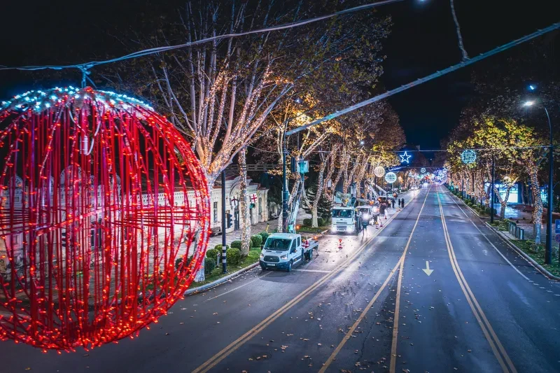 დღეს, 20:00 საათზე, პირველი რესპუბლიკის მოედანზე, ცენტრალური ნაძვის ხე აინთება და „საახალწლო სოფელი“ გაიხსნება. ასევე, დედაქალაქის მასშტაბით აინთება ილუმინაციებიც, - ამის შესახებ ინფორმაციას თბილისის მერია ავრცელებს.