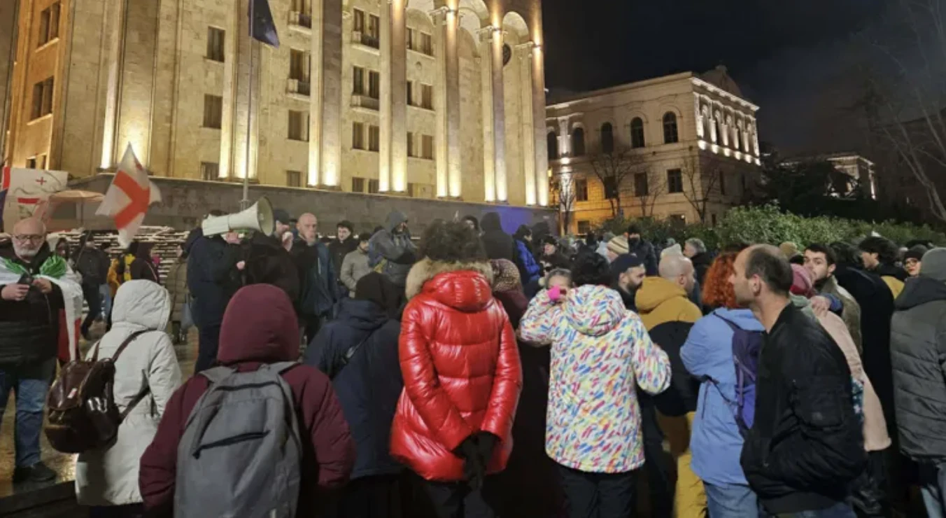 პარლამენტთან საპროტესტო აქცია მიმდინარეობს