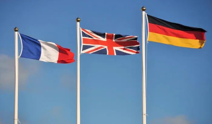 საქართველოს შეუძლია მნიშვნელოვანი როლი შეასრულოს ევროპის უსაფრთხოების განმტკიცებაში რუსეთის სამხედრო შეიარაღებაზე წვდომის შეზღუდვის გაგრძელებით, საერთაშორისო სანქციების დაცვისა და მათი გვერდის ავლის ნებისმიერი მცდელობის წინააღმდეგ გადამწყვეტი ზომების მიღებით, - ამის შესახებ საქართველოში საფრანგეთის ელჩის, ოლივიე კურტოს, გერმანიის ელჩის პიტერ ფიშერისა და გაერთიანებული სამეფოს ელჩის გარეტ უორდის მიერ გავრცელებულ ერთობლივ განცხადებაშია ნათქვამი.