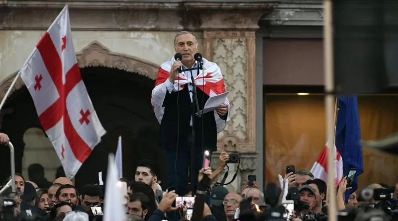 პაატა ბურჭულაძემ თავისუფლების მოედანზე მიმდინარე აქციაზე „4 ოქტომბრის ეროვნული კრების დეკლარაცია“ წაიკითხა