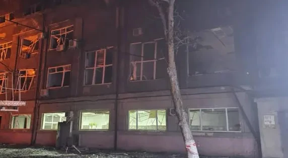 რუსებმა ოდესას დაარტყეს, არიან დაშავებულები, - ინფორმაციას უკრაინული მედია ავრცელებს.  მედიის ცნობით, რუსულმა ძალებმა ოდესის ოლქზე მასშტაბური თავდასხმა განახორციელეს, რის შედეგადაც, საავადმყოფო და საცხოვრებელი შენობები დაზიანდა.  ასევე, ხანძარი გაჩნდა დუნაის ბიოსფერული ნაკრძალის ტერიტორიაზე.  ოდესის საოლქო-სამხედრო ადმინისტრაციის ხელმძღვანელის, ოლეგ კიპერის ინფორმაციით, იერიშების შედეგად ორი ადამიანი დაშავდა.