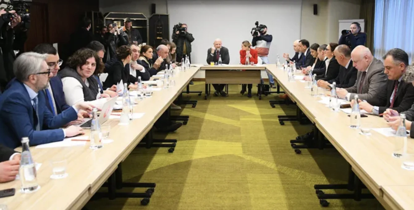 „ოპოზიციური ალიანსი“ - ბრძოლა არის სახელმწიფოს გადარჩენისთვის, ჩვენი ისტორიული ადგილის დასამკვიდრებლად ცივილიზებულ სამყაროში და არა უბრალოდ ცუდი ხელისუფლების გამოსაცვლელად - ახლა წყდება, სად დაეშვება ახალი „რკინის ფარდა“