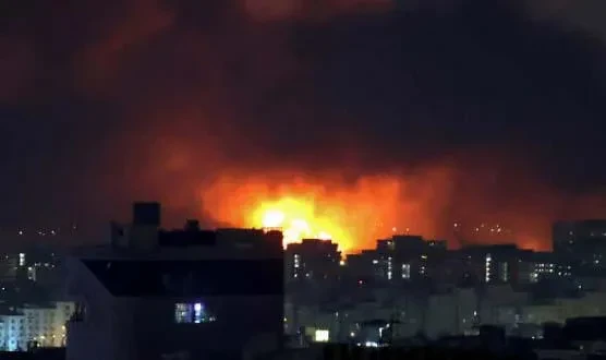 ისრაელის თავდაცვის ძალების განცხადებით, ირანში მიწისქვეშა რაკეტების საწარმოსა და „ისლამური რევოლუციის გუშაგთა კორპუსის“ სამხედრო აკადემიას დაარტყეს.  ისრაელის სამხედრო ძალების ცნობით, თეირანსა და ცენტრალურ ირანში დარტყმები მთელი ღამის განმავლობაში გრძელდებოდა.  მათივე ინფორმაციით, ისრაელის საჰაერო ძალების 80-ზე მეტმა ავიაგამანადგურებელმა 230 ბომბი ჩამოაგდო.  ასევე, ისრაელის თავდაცვის ძალები აცხადებს, რომ ომი ახალ ფაზაში შედის და ირანის იარაღის საწარმოო ობიექტებზე დარტყმები ძლიერდება.