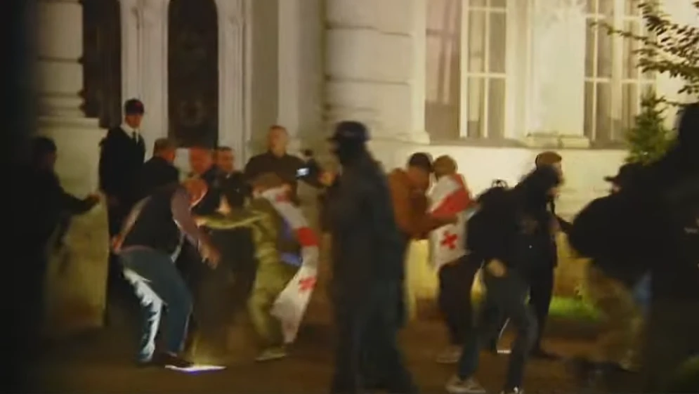 აქციის მონაწილეებმა ათონელის საპრეზიდენტო სასახლის ჭიშკარი შეანგრიეს - ადგილზე დაპირისპირებაა
