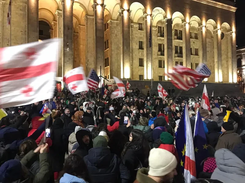 პარლამენტთან აქცია მიმდინარეობს.  აქციის მონაწილეებმა, რომლებიც რუსთაველის გამზირზე მსვლელობას მართავდნენ, პარლამენტის წინ გადაინაცვლეს.  ამ წუთებში აქცია პარლამენტის წინ ტროტუარზე მიმდინარეობს. პოლიციამ აქციის მონაწილეებს რამდენჯერმე გზის სავალი ნაწილის გათავისუფლებაც მოსთხოვა.