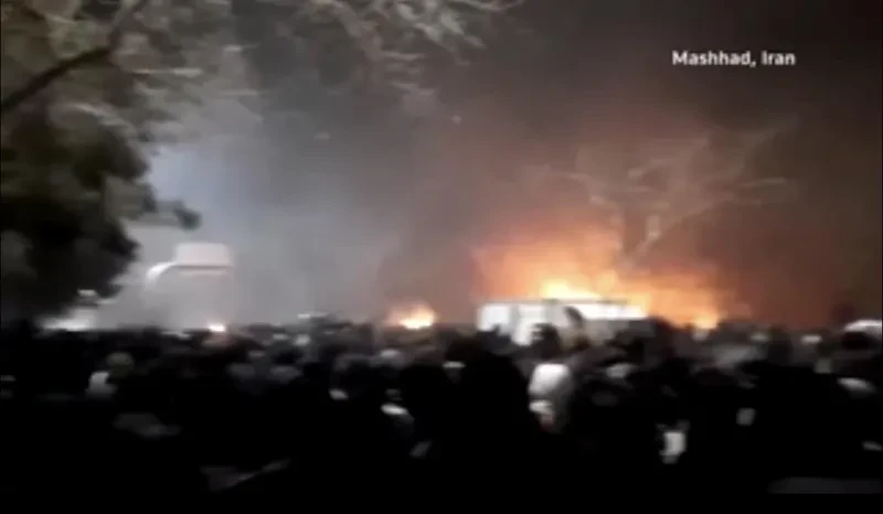 ირანში საპროტესტო აქციების დროს, 500-ზე მეტი ადამიანი დაიღუპა.  ამის შესახებ ინფორმაციას Reuters-ი  ავრცელებს.  გამოცემის ცნობითვე, დაღუპულთა შორის 490 მომიტინგეა, 48 კი უსაფრთხოების სამსახურის წარმომადგენელი. მათივე ინფორმაციით, საპროტესტო აქციების განმავლობაში სულ 10 600 ადამიანი დააკავეს.