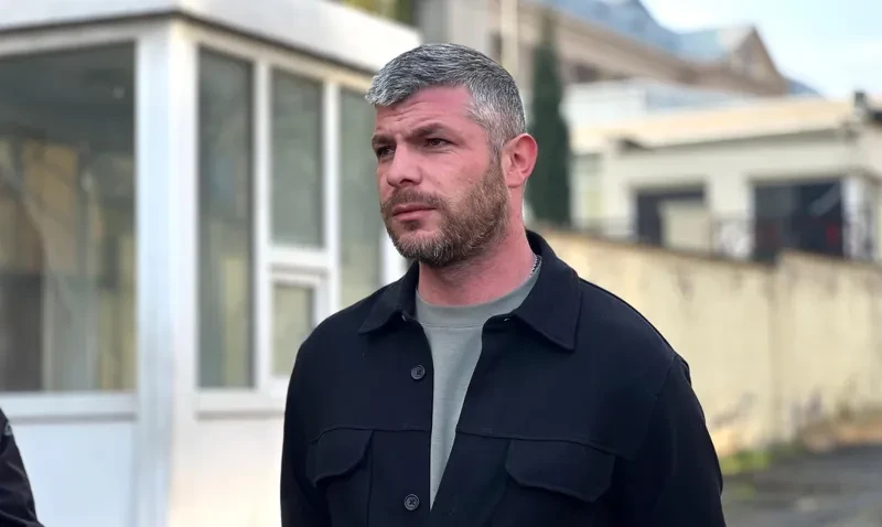 ირაკლი კუპრაძე - ალეკო ელისაშვილის შესახებ სამი რამ ვიცი: ის რუსეთის რეჟიმის მიერ ტერორიზმის მუხლითაა ძებნილი, პატრიოტი მოქალაქეა და საჯაროდ ნაცემი ჰყავს მამუკა მდინარაძე, რომელიც არის ბოღმიანი და შურისმაძიებელი