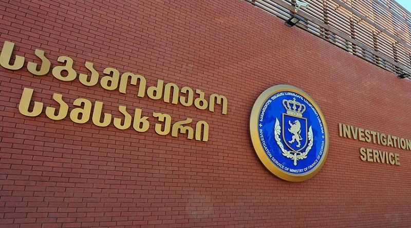 ფინანსთა სამინისტროს საგამოძიებო სამსახურის სამმართველოს უფროსის მოადგილის, გუგა თავბერიძის განმარტებით, საქართველოს დევნილთა, შრომის, ჯანმრთელობისა და სოციალური დაცვის მინისტრის ყოფილი მოადგილე ილია ღუდუშაური სამსახურებრივი უფლებამოსილების ბოროტად გამოყენების ფაქტზეა დაკავებული.