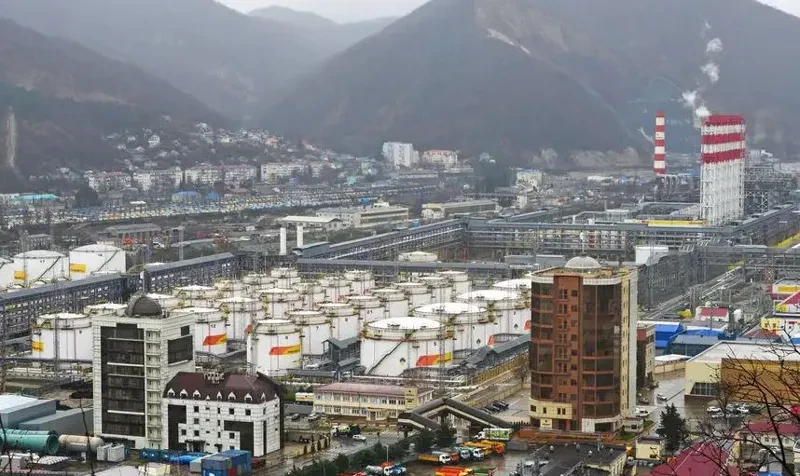 რუსეთის ქალაქ ტუაფსეში ნავთობგადამამუშავებელ ქარხანაზე დრონებით თავდასხმა განხორციელდა, - ინფორმაციას „დოიჩე ველე“ ავრცელებს.  ქალაქ ტუაფსეში დრონებით თავდასხმის შედეგად საცხოვრებელი სახლები, პორტის ნავსადგური და ნავთობგადამამუშავებელი ქარხანა დაზიანდა.