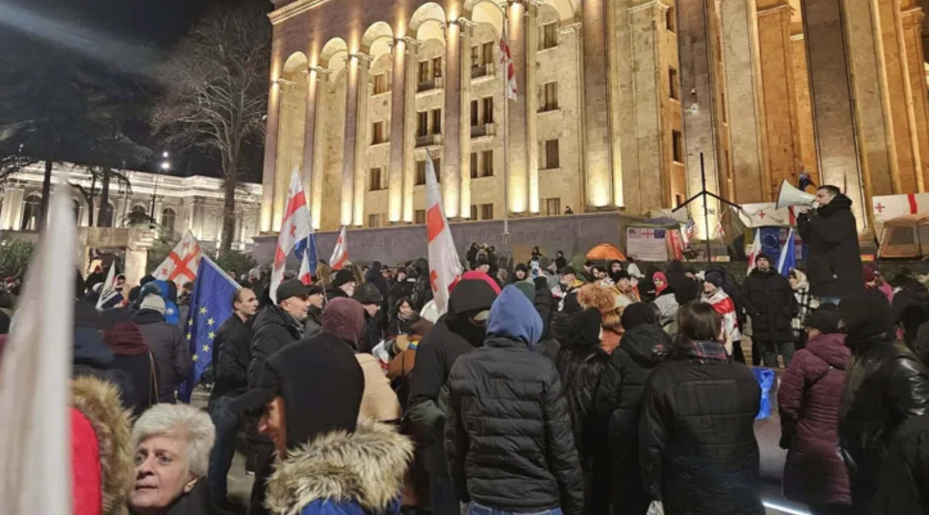 პარლამენტთან საპროტესტო აქცია მიმდინარეობს. მოქალაქეები უცვლელი მოთხოვნებით შეიკრიბნენ - დაინიშნოს ახალი საპარლამენტო არჩევნები და გათავისუფლდნენ აქციების ფარგლებში დაკავებული პირები. დემონსტრანტებს ადგილზე მიტანილი აქვთ სხვადასხვა შინაარსის ბანერები. „თავისუფლება რეჟიმის ტყვეებს", - სკანდირებენ ისინი. პარლამენტის მიმდებარედ საპატრულო პოლიციის ეკიპაჟები არიან მობილიზებულები.