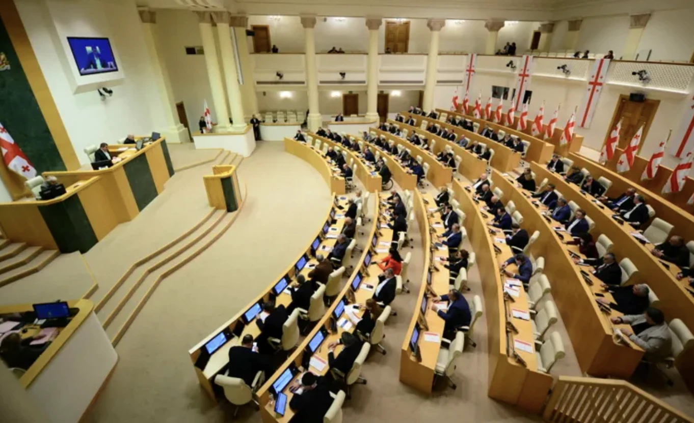 იზრდება იმ საქმიანობათა ჩამონათვალი, რომელთა შეთავსებით განხორციელების და შესაბამისი ანაზღაურების მიღების შესაძლებლობა საჯარო მოსამსახურეებს ექნებათ.  პარლამენტი განათლების, მეცნიერებისა და ახალგაზრდობის სამინისტროს მიერ წარდგენილ პროექტს იხილავს, რომლის თანახმად, საჯარო მოსამსახურეებს და აკრედიტაციისა და ავტორიზაციის პროცესებში ჩართულ პირებს შესაძლებლობა მიეცემათ, ექსპერტული საქმიანობა შეთავსებით განახორციელონ და შესაბამისი ანაზღაურება მიიღონ.