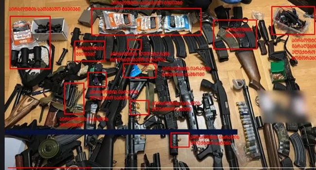 პოლიციამ უკანონო ცეცხლსასროლი იარაღები და საბრძოლო მასალა ამოიღო – დაკავებულია 9 პირი