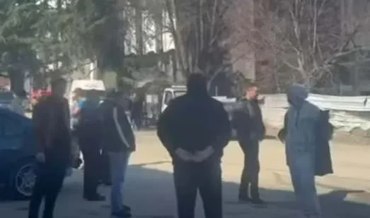 გურჯაანის მუნიციპალიტეტის სოფელ ველისციხეში მოსახლეობამ აქცია გამართა.  პროტესტის მიზეზად ისინი სოფლის ცენტრალური ნაწილის სარეაბილიტაციო პროექტის გაჭიანურებას ასახელებენ.  პროტესტის მონაწილეების თქმით, სამუშაო პროცესი დათქმულ დროს არ დასრულდა, რის გამოც, მათი განმარტებით, ქუჩაზე გადაადგილება ჭირს.