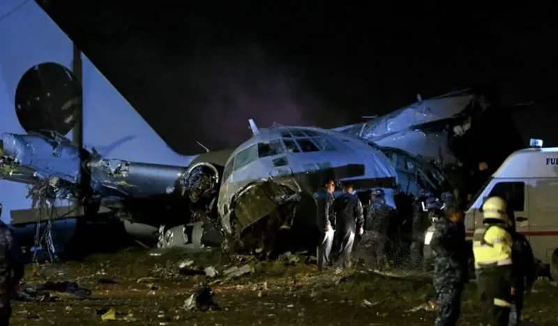 ბოლივიაში სამხედრო თვითმფრინავი ჩამოვარდა, რის შედეგადაც, 15 ადამიანი დაიღუპა, - ინფორმაციას The Guardian-ი ავრცელებს.  ბოლივიის საჰაერო ძალების Hercules-ის ტიპის თვითმფრინავი ქალაქ ელ-ალტოში აეროპორტთან ახლოს გზატკეცილზე ჩამოვარდა და ავტომობილებს შეეჯახა.  თვითმფრინავი დაფრენისას აეროპორტის ასაფრენ-დასაფრენი ბილიკის საზღვრებს გასცდა.