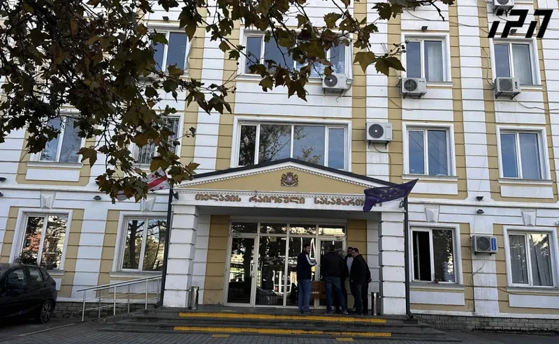 ყვარლის მერის მოადგილეს, საკრებულოს თავმჯდომარესა და მის ძმას აღკვეთის ღონისძიების სახით, 5 000-5 000-ლარიანი გირაო შეეფარდათ