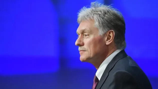 კიევში რიტორიკა ისტერიის ზღვარზეა და სიტუაცია კვლავ გაუარესდება, - ამის შესახებ რუსეთის პრეზიდენტის პრესსპიკერმა დიმიტრი პესკოვმა განაცხადა.  „მათთვის [კიევისთვის] სიტუაცია დღითიდღე უარესდება. სწორედ ამიტომ არის ასეთი ნერვიულობა, სწორედ ამიტომ არის ისტერიის ზღვარზე მყოფი ნერვიულობა. ვფიქრობ, სიტუაცია კიდევ უფრო გაუარესდება“, - განაცხადა პესკოვმა.  მისი თქმით, კიევმა იცის, რა გადაწყვეტილებების მიღებაა საჭირო უკრაინის სამშვიდობო მოლაპარაკებების წარმატების უზრუნველსაყოფად.