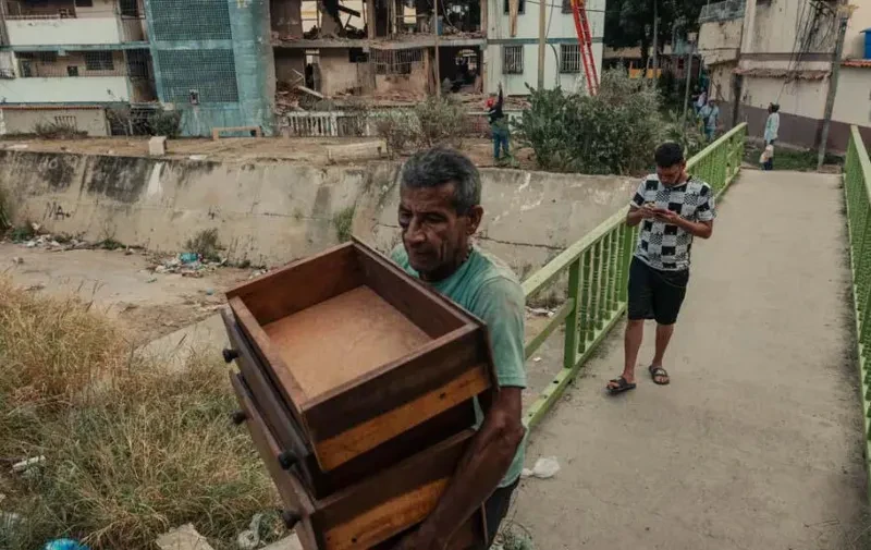 აშშ-ის მიერ ვენესუელაზე განხორციელებული თავდასხმის შედეგად, სულ მცირე 40 ადამიანი დაიღუპა, მათ შორის სამხედრო მოსამსახურეები და მშვიდობიანი მოქალაქეები, - ინფორმაციას The New York Times-ი ვენესუელელ მაღალჩინოსანზე დაყრდნობით ავრცელებს, რომელმაც გამოცემასთან ანონიმურობის დაცვის პირობით ისაუბრა.