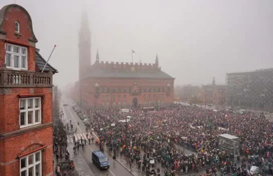 დანიაში დონალდ ტრამპის წინააღმდეგ საპროტესტო აქცია მიმდინარეობს, - ინფორმაციას The Guardian-ი ავრცელებს. კოპენჰაგენში დემონსტრანტები მსვლელობას მართავენ და გრენლანდიაზე კონტროლის დამყარების შესახებ აშშ-ის პრეზიდენტის, დონალდ ტრამპის გეგმებს აპროტესტებენ. დემონსტრაცია სახელწოდებით „ხელები შორს გრენლანდიისგან“ დანიის დედაქალაქის მერიის წინ მიმდინარეობს.