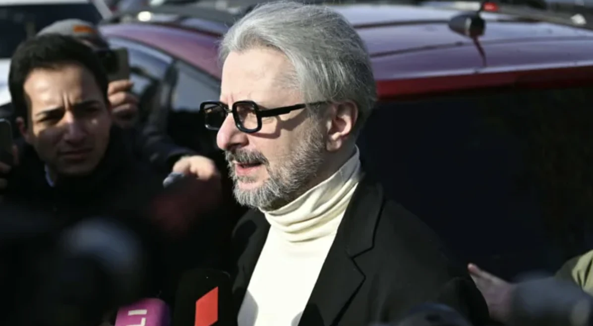 „აი, ახლა რასაც „იმედის ბანკზე“ ამბობენ „ქოცები“ და მათი პროპაგანდისტები, რანაირად შეიძლება შიზოიდი თაღლითის გარდა ვინმე ამბობდეს და სასოწარკვეთილი იდიოტის გარდა ვინმე იჯერებდეს?“- წერს ნიკა გვარამია „ფეისბუქზე“.