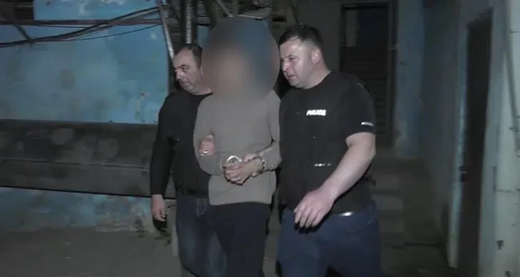 პოლიციამ დააკავა მამაკაცი, რომელმაც მარნეულში, წარსულში მომხდარი უთანხმოების გამო დაწყებული შელაპარაკებისას, 21 წლის ბიჭს ყელის არეში ჭრილობა მიაყენა, რის შედეგადაც ის გარდაიცვალა