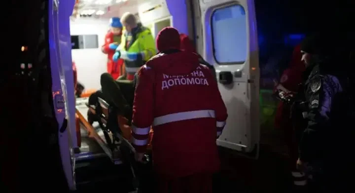 უკრაინაში საჰაერო განგაში გამოცხადდა - რუსებმა კიევს დაარტყეს  კიევის საოლქო-სახელმწიფო ადმინისტრაციის ცნობით, რუსული ძალების იერიშის შედეგად ერთი ადამიანი დაშავდა, ასევე, საცხოვრებელი სახლები დაზიანდა.