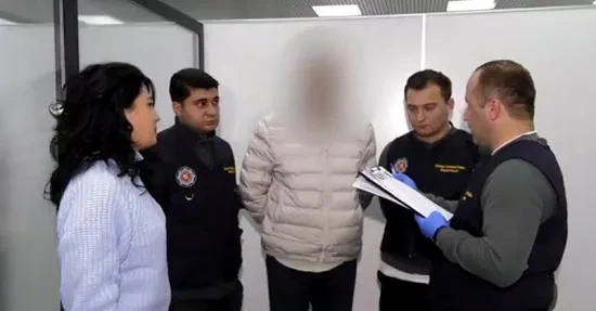 სამართალდამცავებმა სასაზღვრო გამშვებ პუნქტ "სარფის" ტერიტორიაზე თურქეთის რესპუბლიკის მოქალაქე განსაკუთრებით დიდი ოდენობით ნარკოტიკული საშუალებების უკანონო შეძენა-შენახვისა და საქართველოში შემოტანის ბრალდებით დააკავეს.