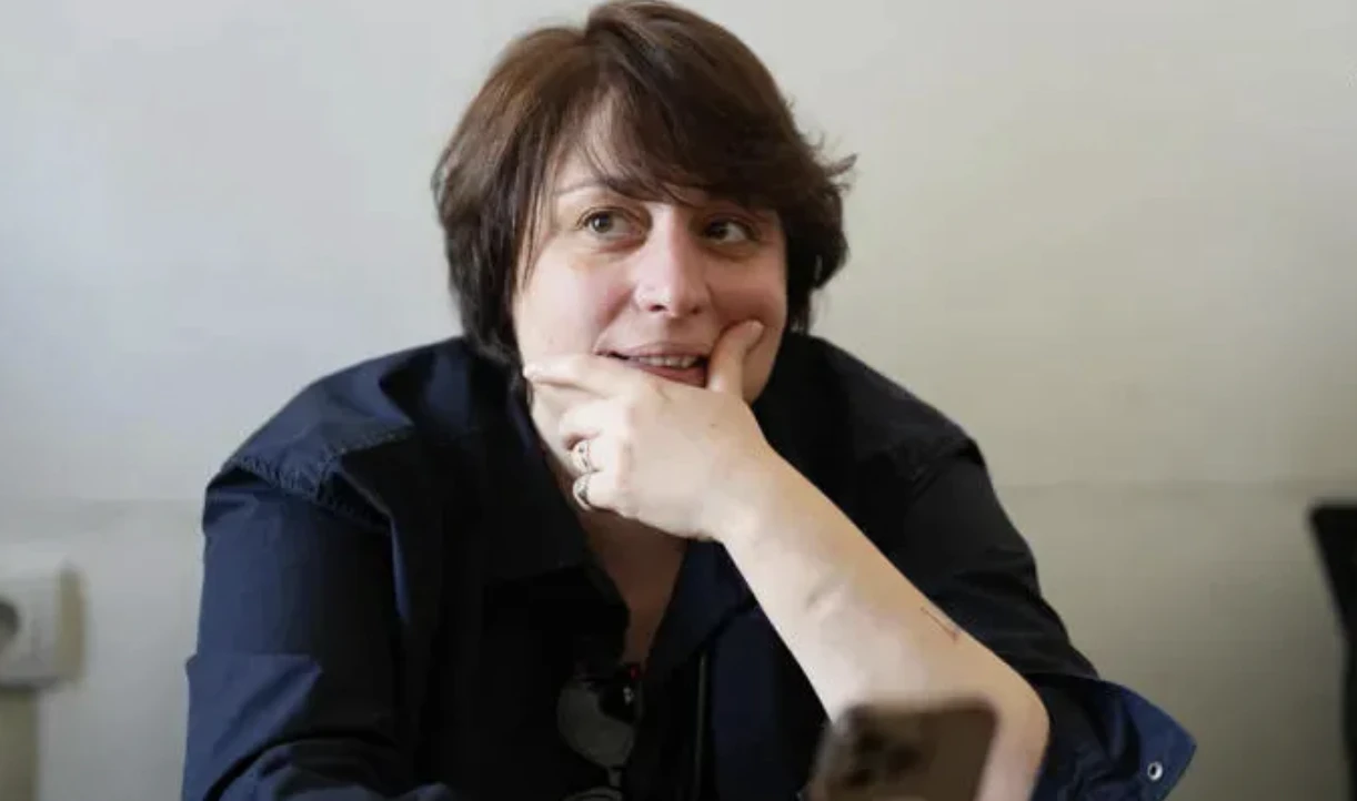 ძალიან ბედნიერი ვარ, როცა ამ შეთანხმებას ვხედავ და ოპოზიციის პასუხისმგებლობის მაღალ ხარისხს ვუყურებ, განსაკუთრებით ციხიდან, - ასე ეხმაურება პარტია “დროას” ერთ-ერთი ლიდერი, ელენე ხოშტარია ოპოზიციური ალიანსის ჩამოყალიბებას. როგორც ხოშტარიას მიერ ციხიდან გავრცელებულ წერილშია ნათქვამი, პროდასავლური პარტიების ერთობლივი მუშაობა სერიოზული წინაპირობაა”.