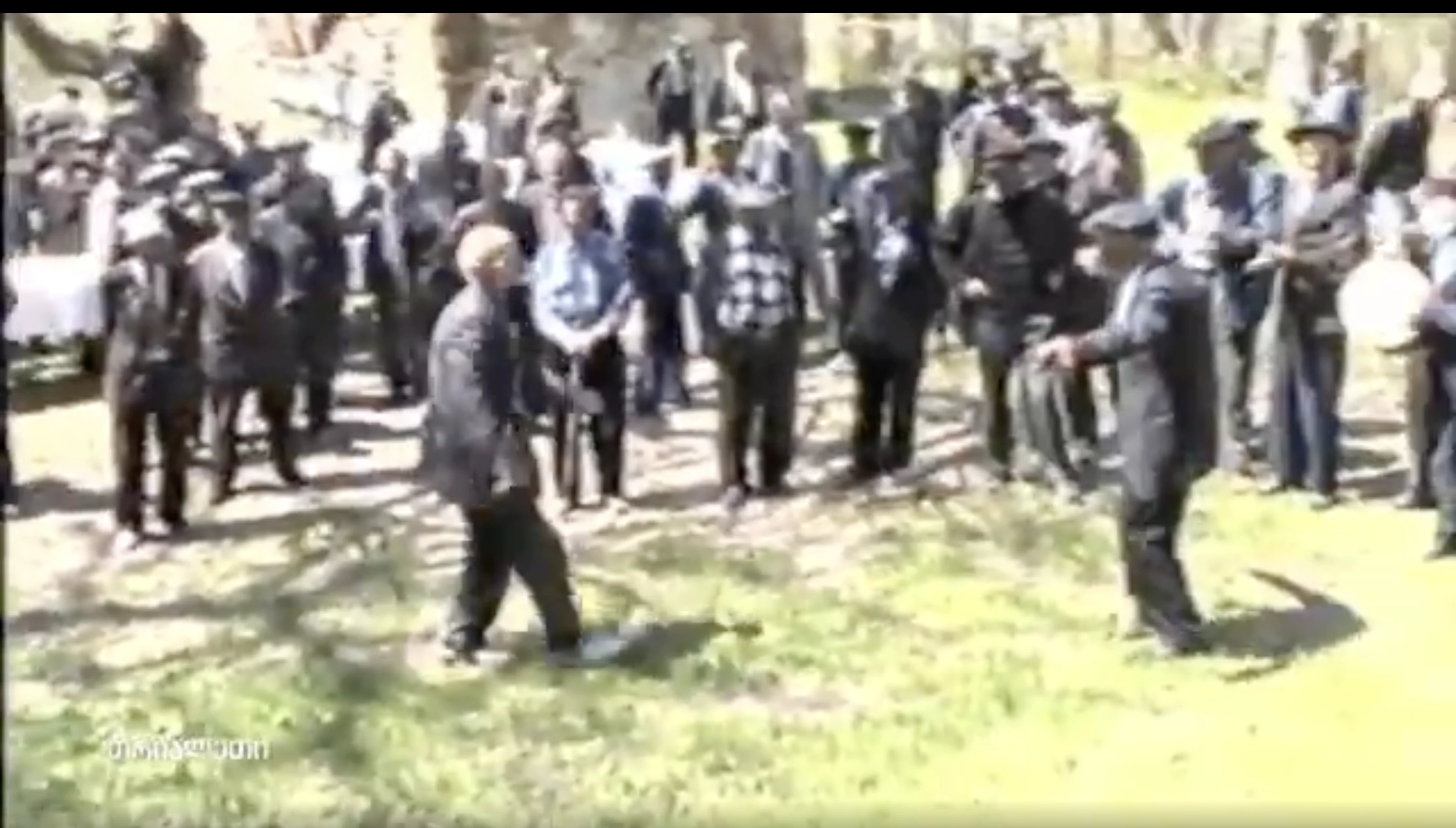 სამამულო ომის ვეტერანების ცეკვა.  1995 წ.  ქარელი.   "თრიალეთის" არქივიდან.
